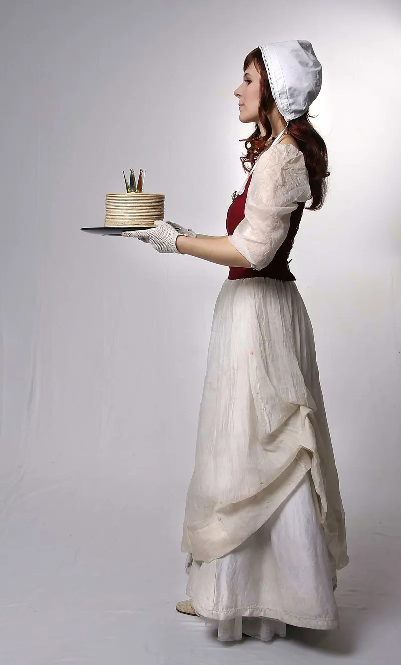 ein Mädchen hält ein Tablett, auf dem ein Stapel Oblaten liegt