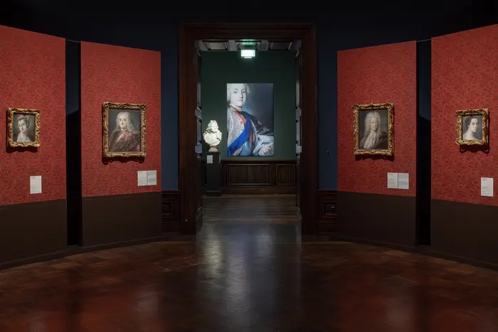 Eine Ausstellungsansicht mit Portäts