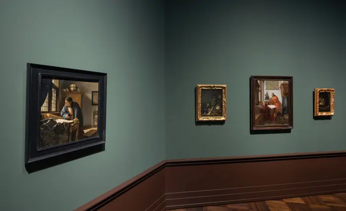 Eine Ausstellungsansicht mit Gemälden von Vermeer