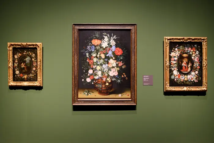 drei Bilder vor grüner Wand