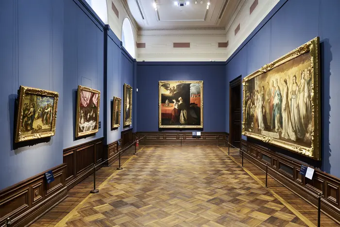 Eine Ausstellungsansicht mit zahlreichen Gemälden und einem Bild "Der hl. Bonaventura im Gebet " von Zurbarán. 