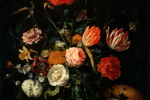 Stillleben mit üppigem Blumenstrauß neben Totenkopf und Muschel