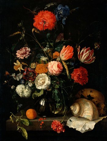 Stillleben mit üppigem Blumenstrauß neben Totenkopf und Muschel