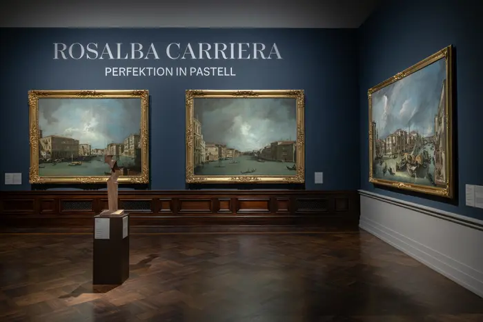 Eine Ausstellungsansicht mit drei großen Veduten von Venedig