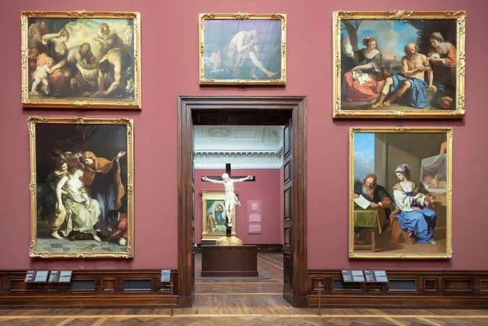 Blick durch die Galerieräume Richtung "Sixtinischer Madonna", vor der sich ein hohes Kruzifix befindet