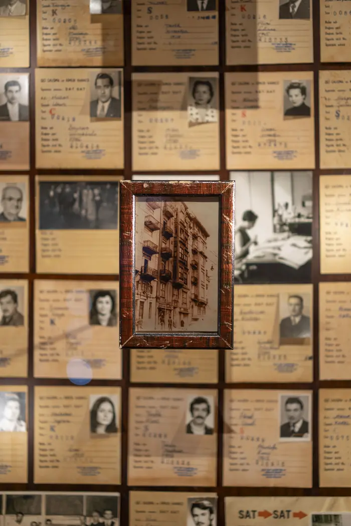 Eine Wand, mit zahlreichen Ausweisen beklebt