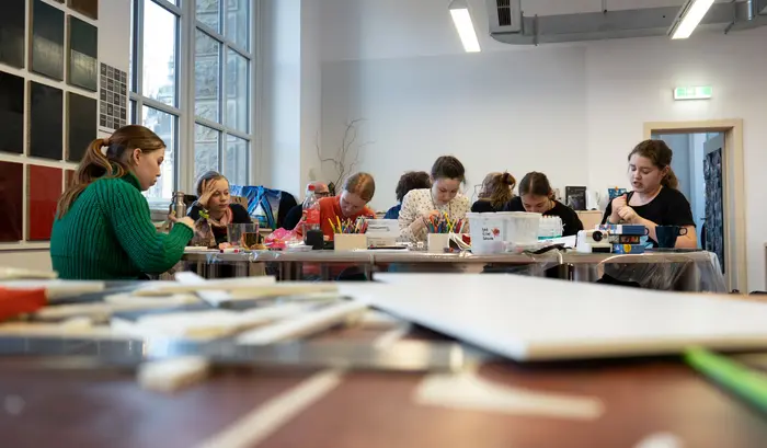 Jugendliche arbeiten an einem Tisch