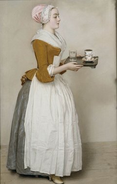 ein Mädchen trägt ein Tablett mit Wasserglas und Kaffeetasse