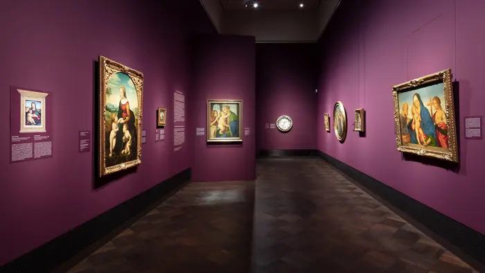 Eine Ausstellungsansicht mit Gemälden, die Madonna darstellen. 