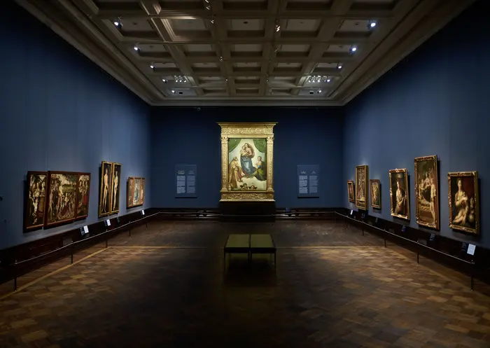 Eine weite Raumansicht in der Gemäldegalerie Alte Meister mit der Sixtinischer Madonna von Raffael. 