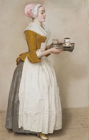 ein Mädchen trägt ein Tablett mit Wasserglas und Kakaotasse