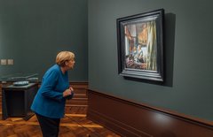 Kanzlerin Angela Merkel bei der Betrachtung der &quot;Briefleserin&quot;
