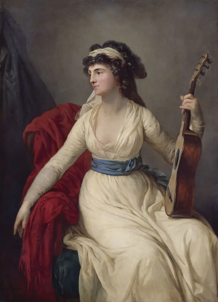 Ein Porträt einer Frau im Kleid der Epoche Empire, auf einem Stuhl sitzend und eine Gitarre haltend. 