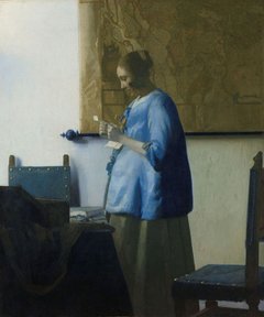 eine Frau mit blauer Jacke liest einen Brief, den sie in den Händen hält