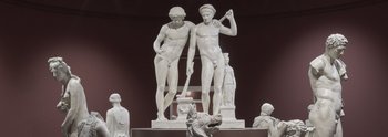 mehrere Skulpturen in einem Raum