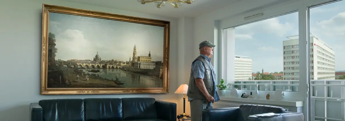 Canaletto in Wohnzimmer mit Blick auf Plattenbauten