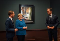 Kanzlerin Angela Merkel, Mark Rutte und Michael Kretschmer in der Ausstellung