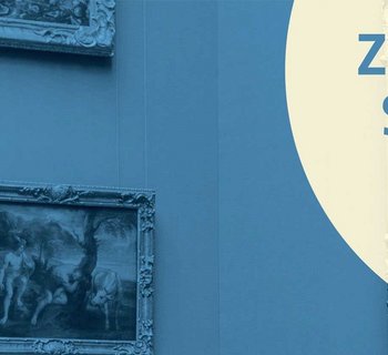 Innenansicht der Gemäldegalerie mit Besuchern und blauem Hintergrund