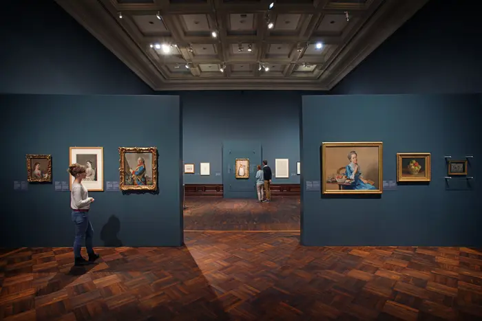 Besucher laufen durch die Ausstellung