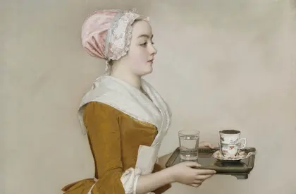ein Mädchen trägt ein Tablett mit Wasserglas und Kakaotasse