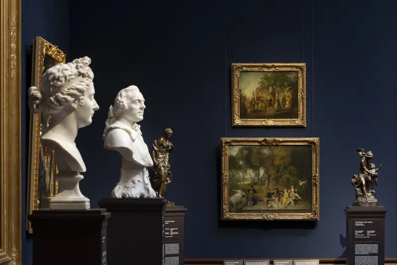 Gemälde an den Wänden und Skulpturen an der Seite