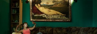 Junge Frau in Selfie-Pose vor Schlummerner Venus