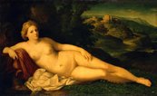 Frau liegt nackt auf Tüchern in einer Landschaft