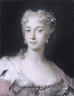 Pastellporträt einer Frau in hellem Kleid mit Hermelinpelz
